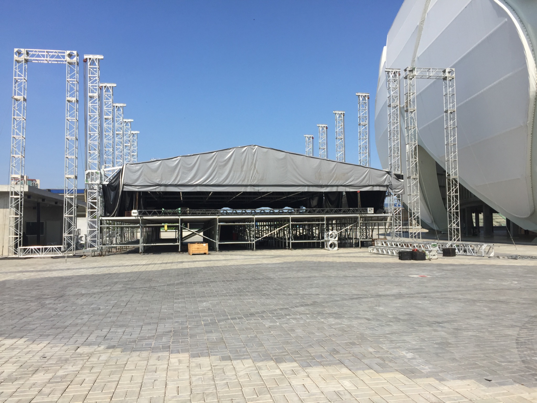 Estrutura de palco do Arena Rock Festival em montagem